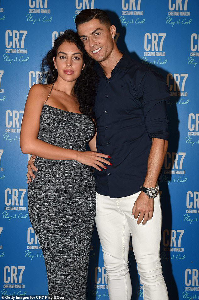 Sau 3 năm hẹn hò rồi sinh con, Ronaldo và bạn gái nóng bỏng cuối cùng đã tổ chức đám cưới bí mật? - Ảnh 1.