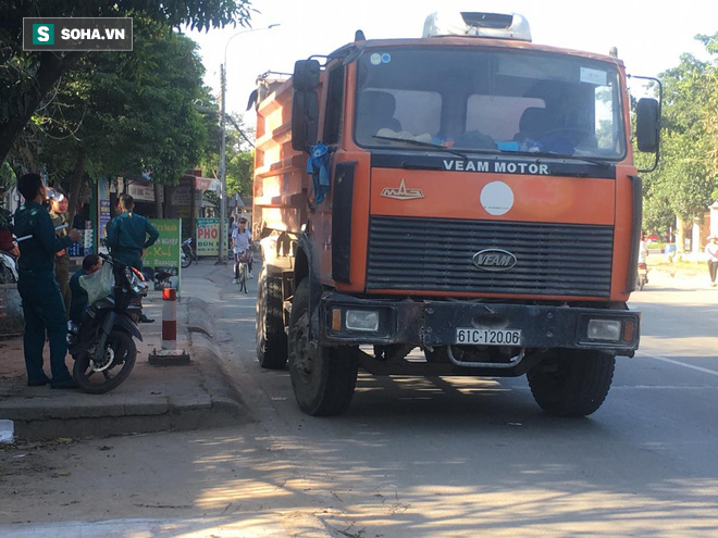 Vừa mua xong ổ bánh mì, người đàn ông bị xe ben cán chết trên đường đi làm ở Bình Dương - Ảnh 1.