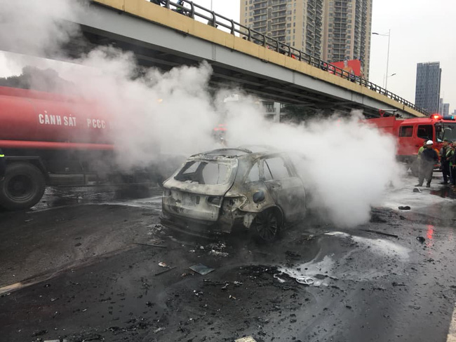 Vụ xe Mercedes gây tai nạn liên hoàn rồi bốc cháy: Đám tang cô gái ngập tràn nước mắt và vòng hoa trắng - Ảnh 4.