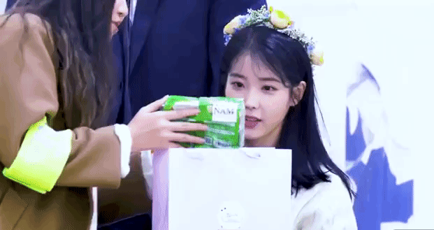 IU thích thú khi được nhận quà Việt Nam, hớn hở cầm bánh dừa và bánh cốm - hình ảnh khiến fan ở nhà cũng phát cuồng lên vì sung sướng - Ảnh 1.