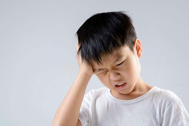 Cảnh báo: Trẻ lắc mạnh đầu để đẩy nước ra khỏi tai có thể khiến não bị tổn thương - Ảnh 1.