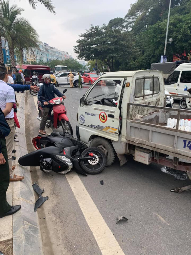 Quảng Ninh: Tông xe liên hoàn, 2 mẹ con đi xe máy bị văng trên đường - Ảnh 2.