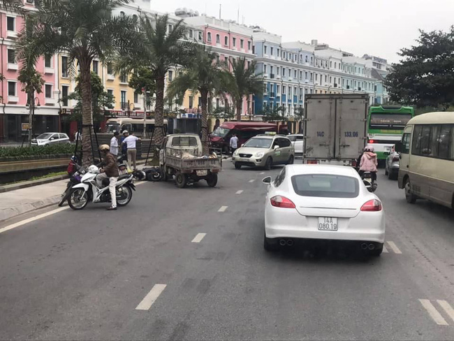Quảng Ninh: Tông xe liên hoàn, 2 mẹ con đi xe máy bị văng trên đường - Ảnh 3.