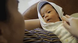 Bác sĩ Nhi kể về đêm trực có em bé 2 tháng tuổi nhập viện cấp cứu vì nghi viêm màng não, nhưng các mẹ lại rớt nước mắt vì chuyện khác