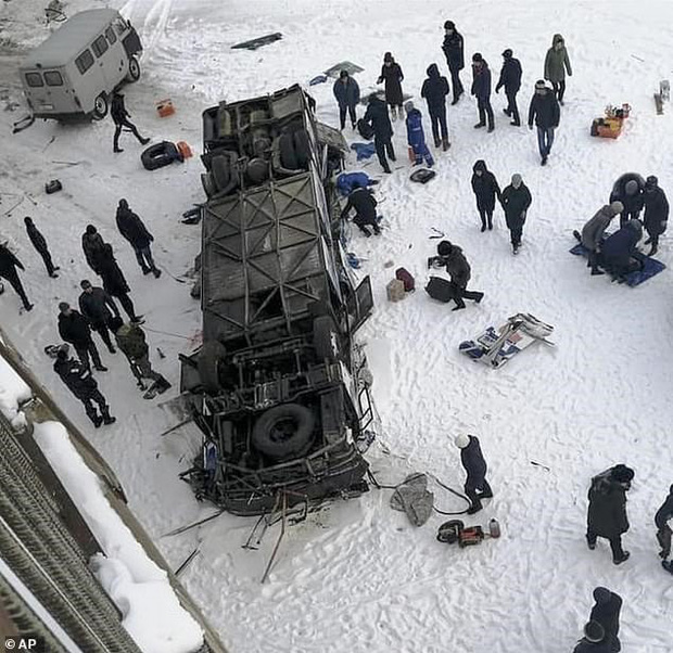 Xe buýt chở 43 người lao khỏi cầu, lật úp trên sông băng lạnh giá ở Siberia - Ảnh 1.