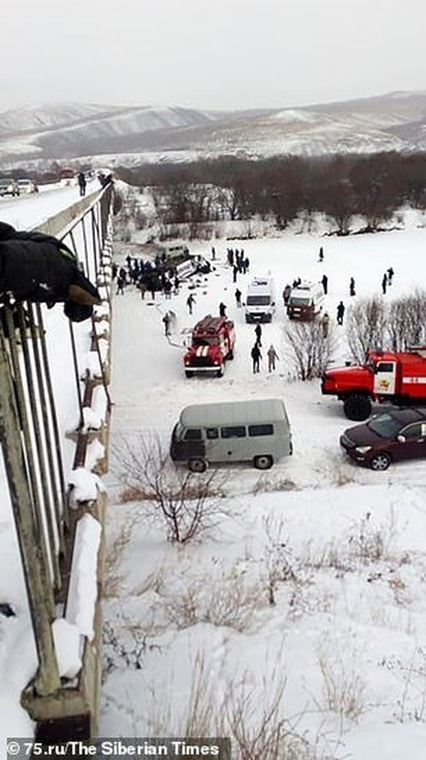 Xe buýt chở 43 người lao khỏi cầu, lật úp trên sông băng lạnh giá ở Siberia - Ảnh 2.