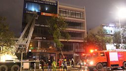 Cứu 6 người mắc kẹt trong ngôi nhà 5 tầng bốc cháy ngùn ngụt ở Đà Nẵng