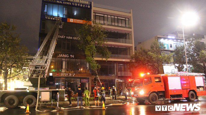 Cứu 6 người mắc kẹt trong ngôi nhà 5 tầng bốc cháy ngùn ngụt ở Đà Nẵng - Ảnh 2.