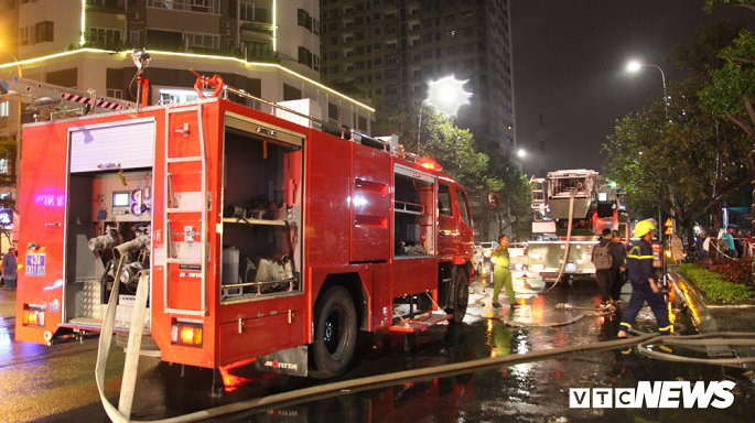 Cứu 6 người mắc kẹt trong ngôi nhà 5 tầng bốc cháy ngùn ngụt ở Đà Nẵng - Ảnh 3.