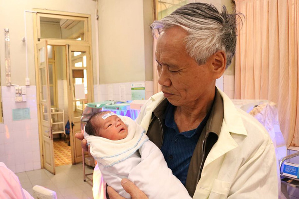 Chồng 70, vợ U60 ở Quảng Ninh sinh con trai khoẻ mạnh - Ảnh 1.