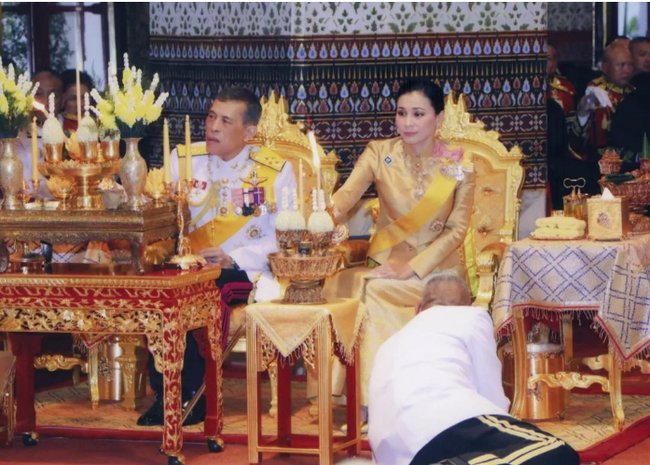 Tiết lộ khoảnh khắc bất thường của Hoàng quý phi Thái Lan trước khi bị phế truất, minh chứng cho việc 
