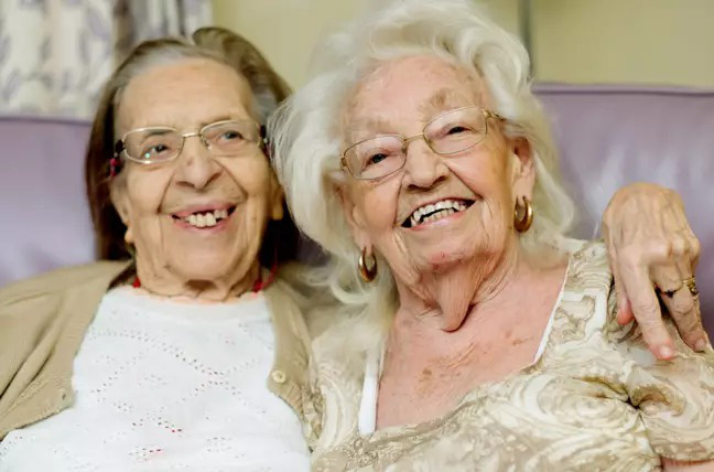 Hai cụ bà chơi thân gần 80 năm, đến lúc già vẫn dắt nhau chuyển đến viện dưỡng lão ở cùng cho vui - Ảnh 1.