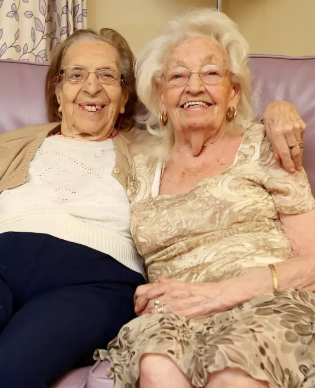 Hai cụ bà chơi thân gần 80 năm, đến lúc già vẫn dắt nhau chuyển đến viện dưỡng lão ở cùng cho vui - Ảnh 2.