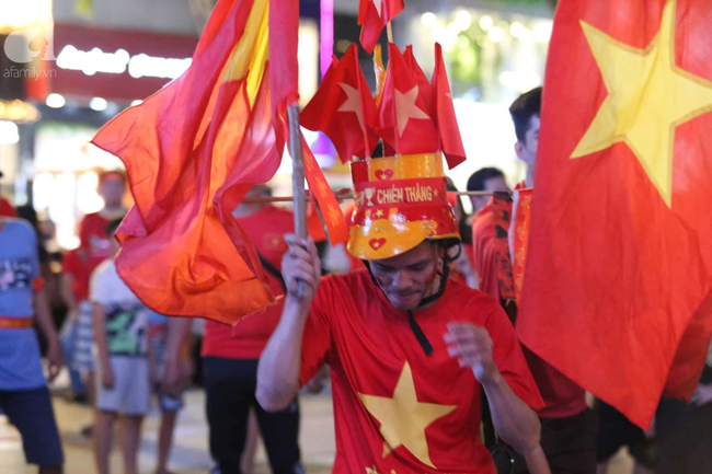 Hàng triệu người hâm mộ hướng mắt lên màn hình lớn chờ Việt Nam đánh bại Campuchia tiếp tục giấc mơ đoạt HCV - Ảnh 7.