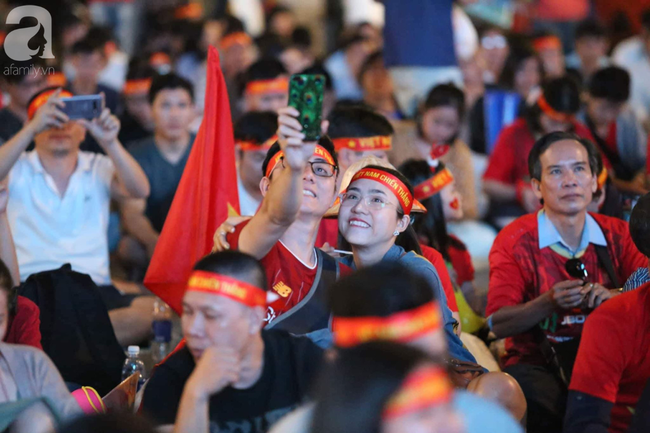 Hàng triệu người hâm mộ hướng mắt lên màn hình lớn chờ Việt Nam đánh bại Campuchia tiếp tục giấc mơ đoạt HCV - Ảnh 6.
