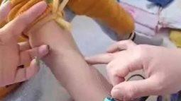 Cô giáo đá chảy máu vùng kín bé trai 7 tuổi, dù đã bồi thường hơn 20 triệu đồng nhưng vẫn khiến phụ huynh phẫn nộ