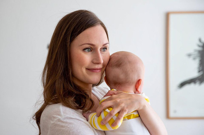 Nữ thủ tướng trẻ nhất Phần Lan gây sốt dư luận: Một bà mẹ bỉm sữa xinh đẹp không tỳ vết cùng góc khuất gia đình ít ai biết - Ảnh 3.