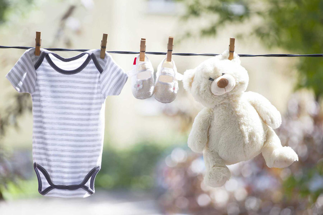 Các nghiên cứu cho thấy giặt quần áo trẻ sơ sinh bằng máy giặt có khả năng khiến con bị mắc các bệnh nguy hiểm - Ảnh 3.