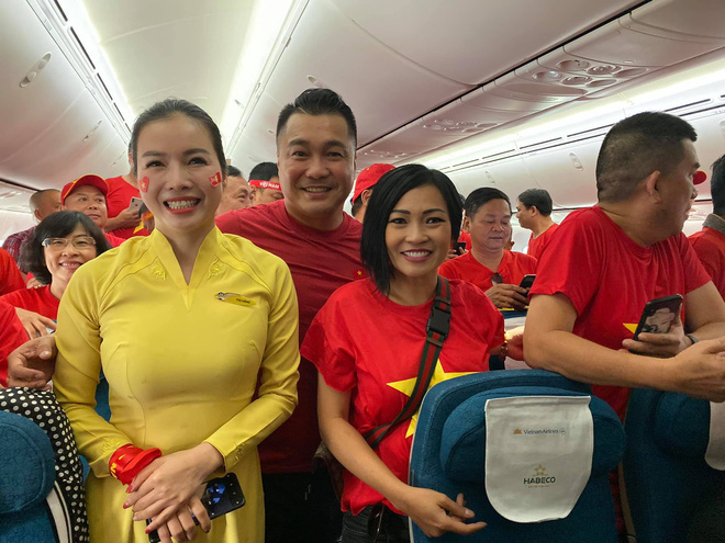Phương Thanh, Lý Hùng và hàng trăm CĐV nhuộm đỏ sân bay, sang Philippines cổ vũ U22 Việt Nam thi chung kết SEA Games 30 - Ảnh 1.