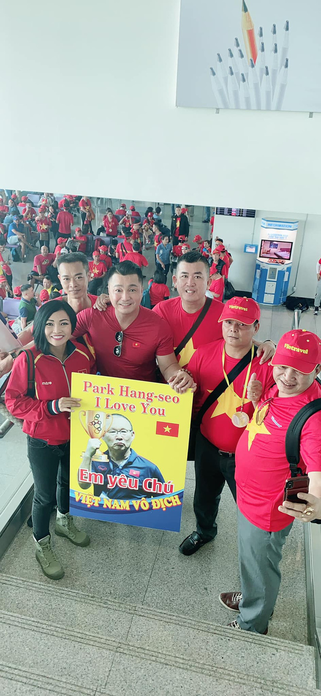 Phương Thanh, Lý Hùng và hàng trăm CĐV nhuộm đỏ sân bay, sang Philippines cổ vũ U22 Việt Nam thi chung kết SEA Games 30 - Ảnh 3.