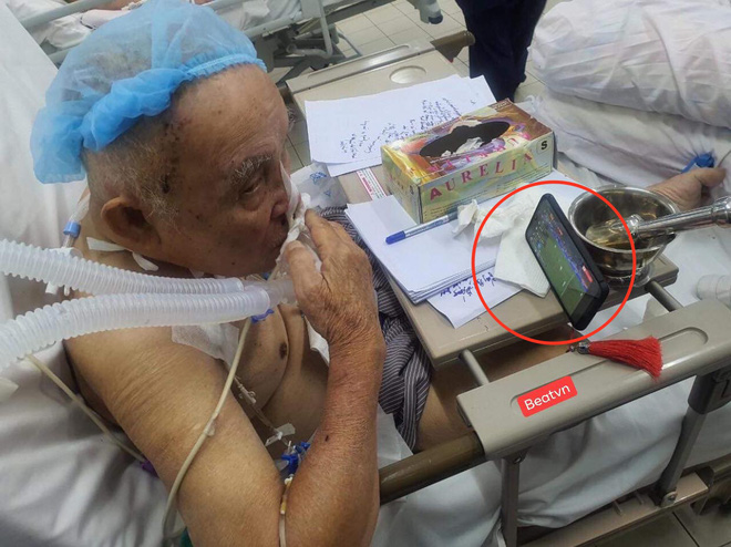 Hình ảnh cụ ông vừa phẫu thuật não đang phải thở máy vẫn cố xem trận chung kết SEA Games 30 của ĐT U22 Việt Nam gây xúc động - Ảnh 1.