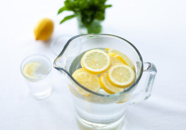 5 lợi ích bất ngờ của việc uống nước chanh, thứ nước vô cùng quen thuộc mà nhà nào cũng có - Ảnh 1.