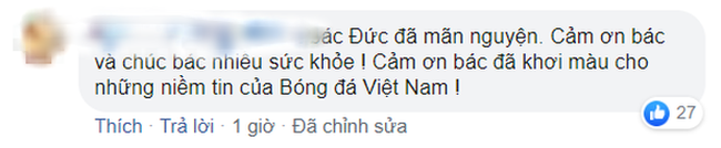 Hình ảnh bầu Đức lặng theo dõi trận chung kết U22 Việt Nam qua tivi cùng dòng trạng thái đặc biệt trên Facebook khiến ngàn người cảm động - Ảnh 2.