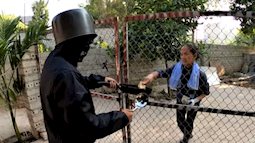 Mẹ con Bà Tân Vlog bị ném đá vì đăng clip cosplay thanh niên bôi mặt đen 'cầm đầu gà' xin tiền: Ủa, hổng có dzui!