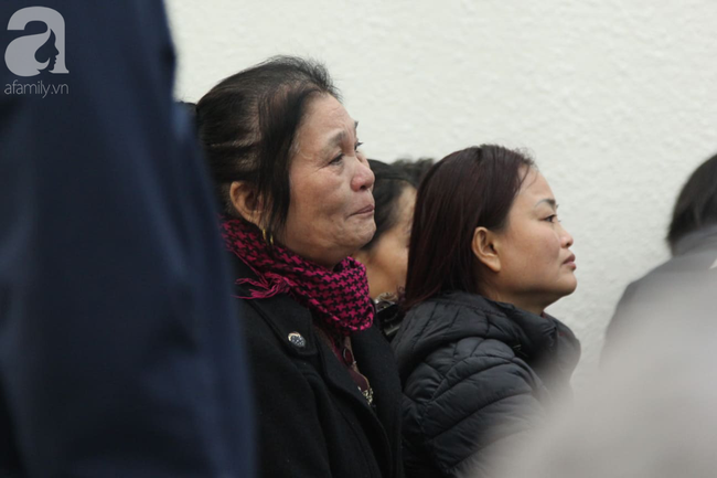 Đang xét xử kẻ thảm sát cả nhà em trai ở Đan Phượng: Bị cáo Nguyễn Văn Đông khóc nức nở, thừa nhận hoàn toàn tội ác của mình - Ảnh 2.