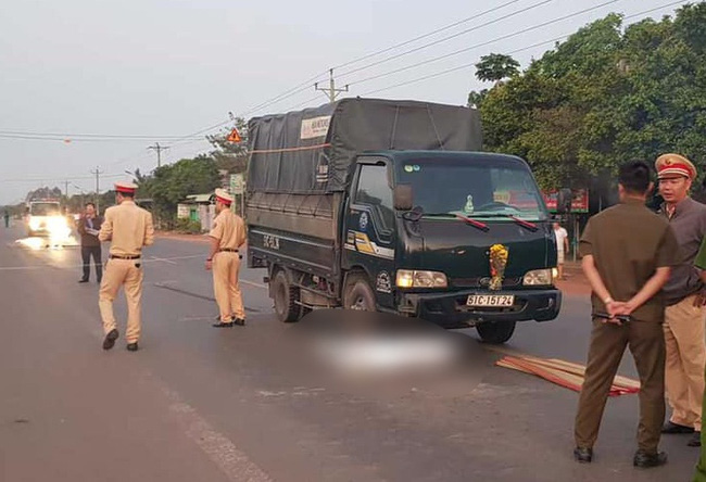 Bình Phước: Nhặt khúc củi nằm giữa đường, người đàn ông bị xe tải cán chết thương tâm - Ảnh 1.