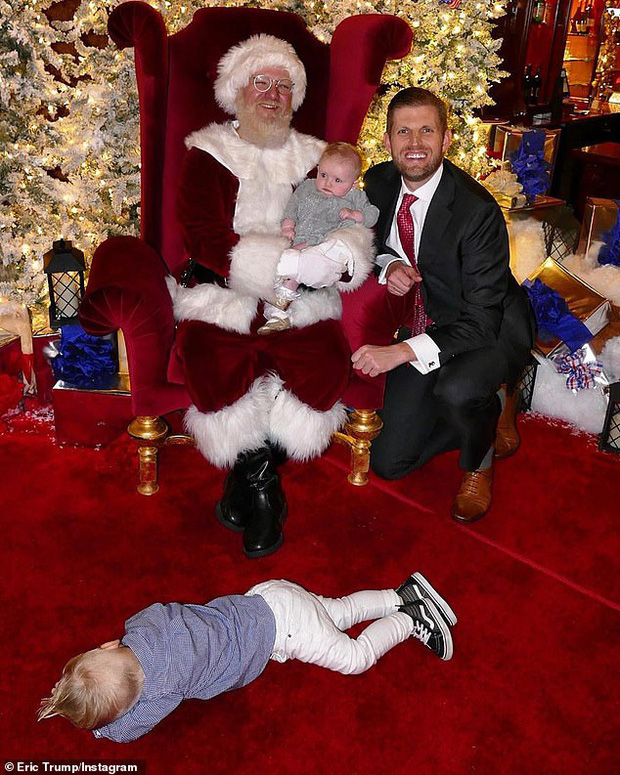 Đang chụp ảnh Giáng Sinh, cháu trai Tổng thống Trump chiếm hết spotlight khi lăn ra ngủ với tướng nằm vừa bá đạo vừa đáng yêu - Ảnh 2.