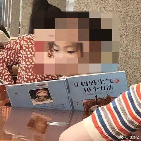 Bé gái say sưa đọc sách trong thư viện, ai cũng khen chăm chỉ nhưng nhìn đến tên sách thì cười chảy nước mắt, thương thay cho người mẹ - Ảnh 3.
