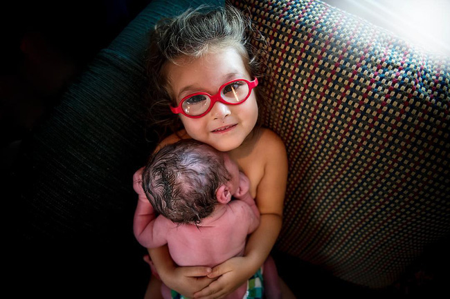 Bức ảnh ngọt lịm tim cô chị 3 tuổi da tiếp da với em trai mới sinh - Ảnh 2.