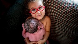Bức ảnh ngọt lịm tim cô chị 3 tuổi da tiếp da với em trai mới sinh
