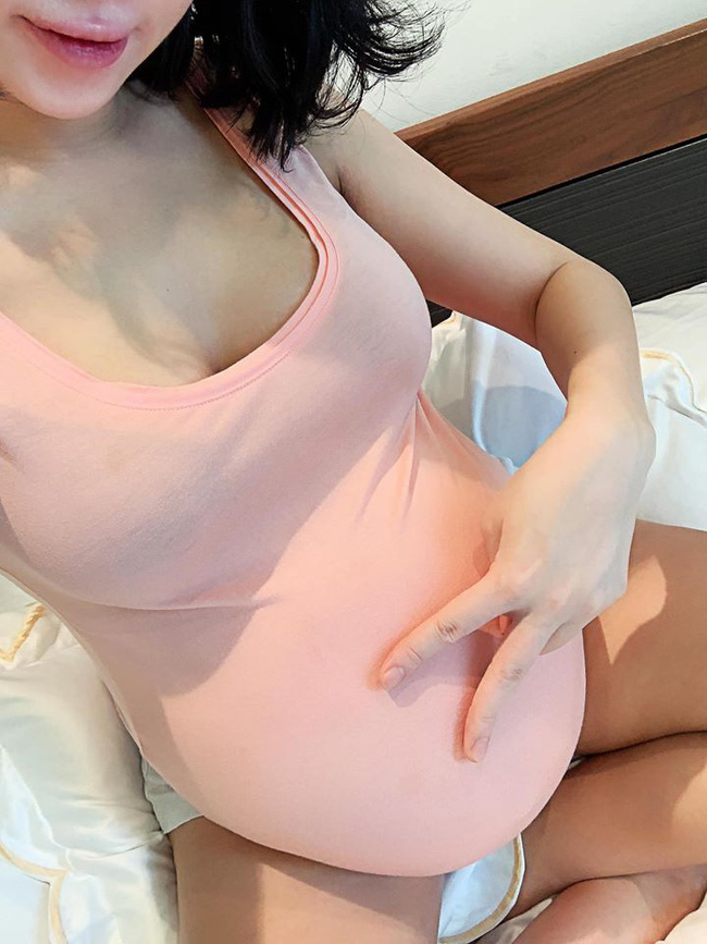 “Lần nào nằm trên bàn đẻ cũng tởm đến già” nhưng hot mom Cún Bông lại khoe ảnh mang bầu lần 5  - Ảnh 2.