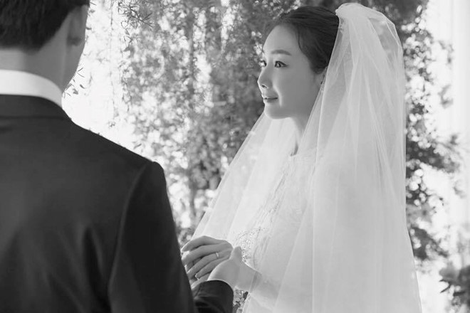 Tin mừng cuối năm: Mỹ nhân Nấc thang lên thiên đường Choi Ji Woo mang thai con đầu lòng với chồng kém 9 tuổi - Ảnh 1.