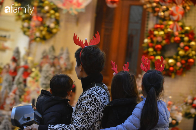 Phố Hàng Mã lung linh mùa Giáng sinh, con nhỏ thích thú đi sắm đồ cùng bố mẹ - Ảnh 7.
