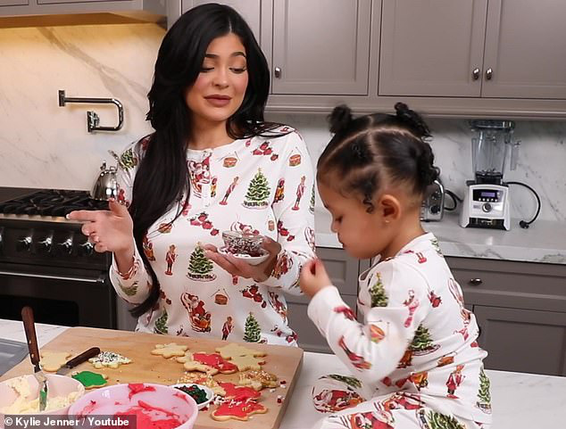 Kylie và Stormi đúng là cặp mẹ con sang chảnh nhất Hollywood: Hết thảm đỏ, giáng sinh, sự kiện đều lồng lộn cả đôi! - Ảnh 2.