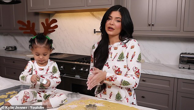 Kylie và Stormi đúng là cặp mẹ con sang chảnh nhất Hollywood: Hết thảm đỏ, giáng sinh, sự kiện đều lồng lộn cả đôi! - Ảnh 3.