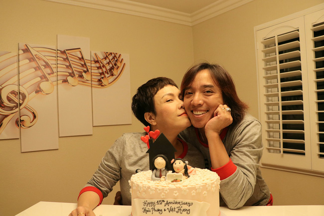 Vợ chồng Việt Hương kỷ niệm 15 năm ngày yêu với nụ hôn tình cảm cùng đồ đôi đáng yêu - Ảnh 5.