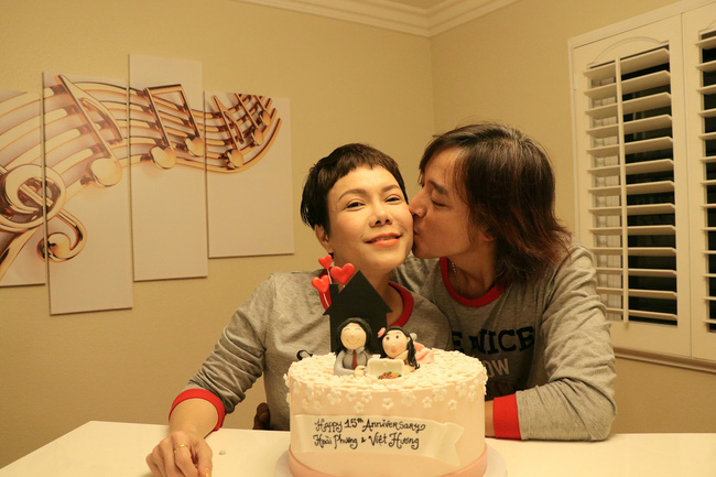 Vợ chồng Việt Hương kỷ niệm 15 năm ngày yêu với nụ hôn tình cảm cùng đồ đôi đáng yêu - Ảnh 2.