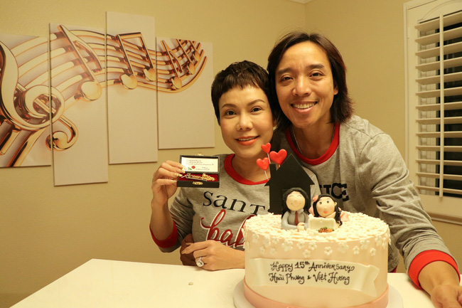 Vợ chồng Việt Hương kỷ niệm 15 năm ngày yêu với nụ hôn tình cảm cùng đồ đôi đáng yêu - Ảnh 7.