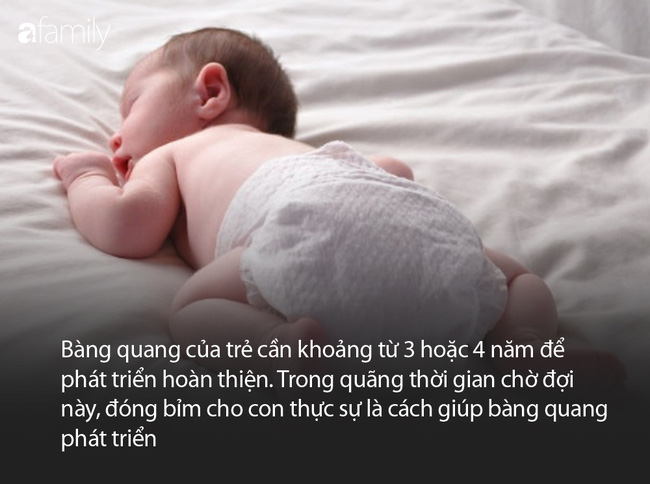 Cất hết gương, rèn con ngồi bô sớm, mang vớ chân...tưởng là tốt cho con, hóa ra, lại là những sai lầm phổ biến mà các bác sĩ nhi khoa khuyên không nên làm - Ảnh 7.