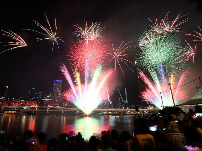 Mãn nhãn với khoảnh khắc đón giao thừa, chào đón năm 2020 của các quốc gia trên khắp thế giới: Úc vẫn hoành tráng nhưng Singapore cũng không kém cạnh - Ảnh 5.