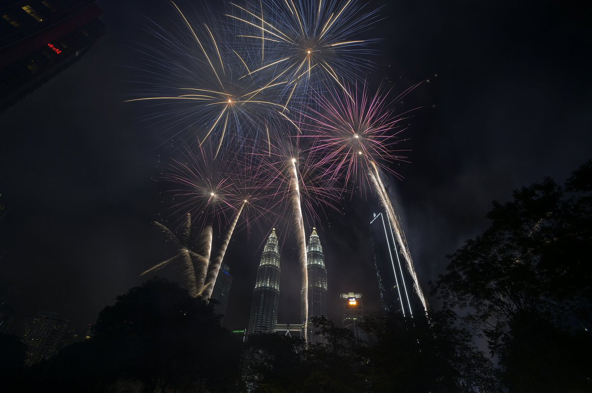 Mãn nhãn với khoảnh khắc đón giao thừa, chào năm 2020 của các quốc gia trên thế giới: Úc vẫn hoành tráng, Malaysia lung linh đến khó tin - Ảnh 27.