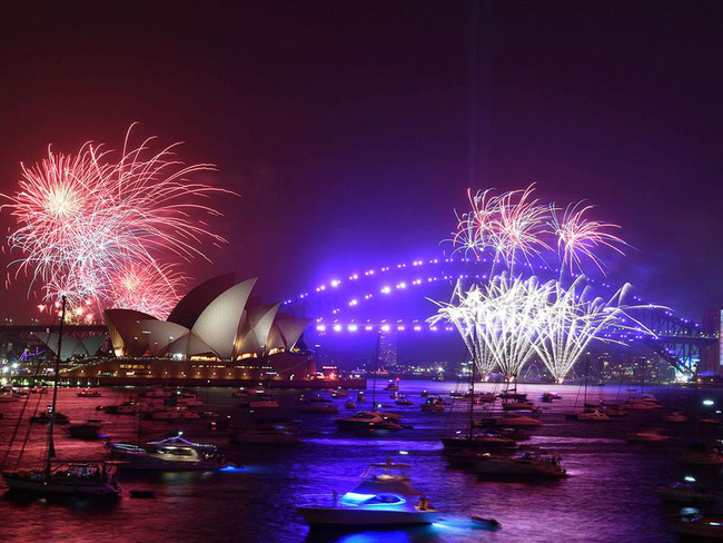 Mãn nhãn với khoảnh khắc đón giao thừa, chào đón năm 2020 của các quốc gia trên khắp thế giới: Úc vẫn hoành tráng nhưng Singapore cũng không kém cạnh - Ảnh 4.