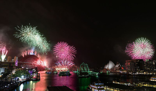 Mãn nhãn với khoảnh khắc đón giao thừa, chào đón năm 2020 của các quốc gia trên khắp thế giới: Úc vẫn hoành tráng nhưng Singapore cũng không kém cạnh - Ảnh 1.