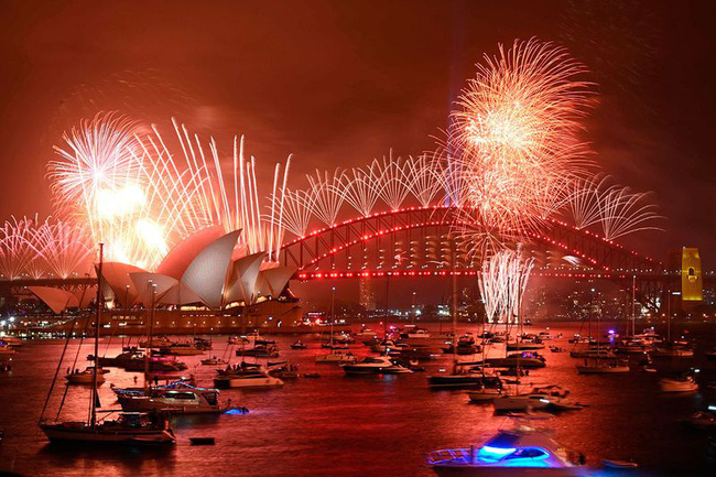 Mãn nhãn với khoảnh khắc đón giao thừa, chào đón năm 2020 của các quốc gia trên khắp thế giới: Úc vẫn hoành tráng nhưng Singapore cũng không kém cạnh - Ảnh 2.