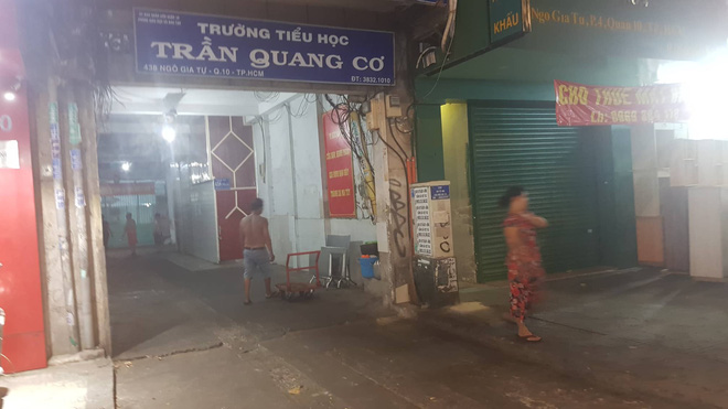 Phó hiệu trưởng cùng 3 người bị thương khi can ngăn 2 nhóm phụ huynh đánh nhau ở Sài Gòn - Ảnh 1.