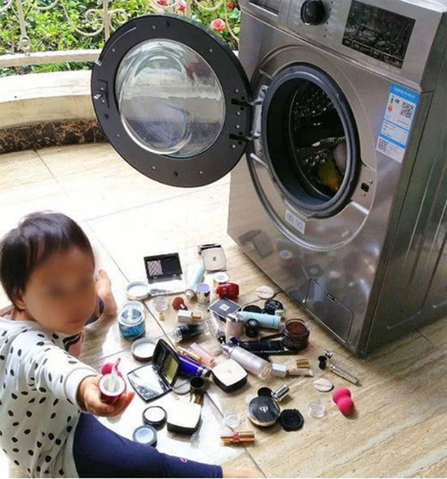 Được dạy công dụng của máy giặt, cô bé mầm non hào hứng giúp phụ huynh nhưng nhìn vào thành quả thì mẹ rụng rời tay chân - Ảnh 1.
